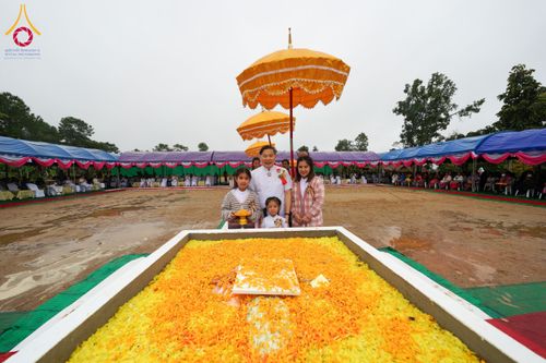 ภาพ No.174101:พิธีวางศิลาฤกษ์มหาสมบัติ โปรยรัตนชาติบ่อมงคลเศรษฐี ติดแผ่นทอง ลูกนิมิต - ช่อฟ้า เพื่อสถาปนาสร้างอุโบสถ บูชาธรรม 80 ปีหลวงพ่อธัมมชโย ณ วัดทุ่งเจริญธรรม อ.อมก๋อย จ.เชียงใหม่ วันที่ 8 พฤศจิกายน พ.ศ. 2567