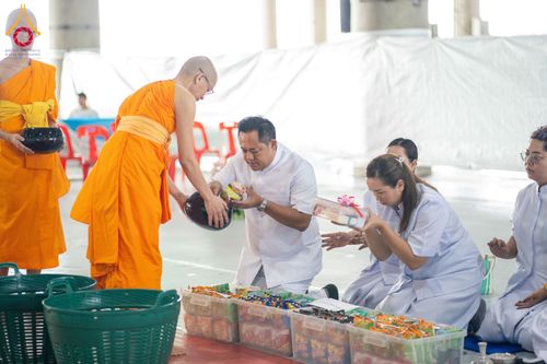 ภาพ No.145663:พิธีตักบาตรโครงการบรรพชาสามเณร โรงเรียนนานาชาติ รุ่นที่ 13 ณ มหารัตนวิหารคด 9 วัดพระธรรมกาย วันเสาร์ที่ 20 กรกฎาคม พ.ศ. 2567