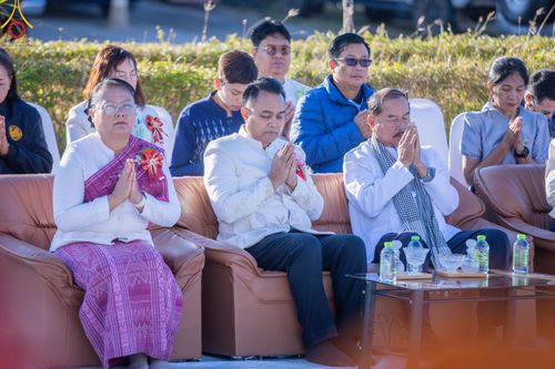 ภาพ No.187152:พิธีตักบาตรพระ ๕๐๐ รูป "สร้างบุญใหญ่ ส่งท้ายปีเก่า ต้อนรับปีใหม่ ๒๕๖๘" วันเสาร์ที่ ๒๘ ธันวาคม พ.ศ. ๒๕๖๗ ณ ถนนหน้าที่ว่าการอำเภอภูเรือ จังหวัดเลย