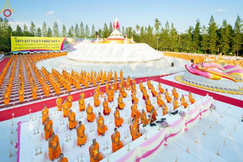 ภาพ No.192647:พิธีจุดประทีปถวายเป็นพุทธบูชา และบูชาธรรมมหาปูชนียาจารย์ ณ อนุสรณ์สถานคลองบางนางแท่น อ.สามพราน จ.นครปฐม ในโครงการธรรมยาตรา กตัญญูบูชา มหาปูชนียาจารย์ พระมงคลเทพมุนี(สด จนฺทสโร) พระผู้ปราบมาร อนุสรณ์สถาน 7 แห่ง ปีที่ 13 วันที่ 10 มกราคม พ.ศ. 2568