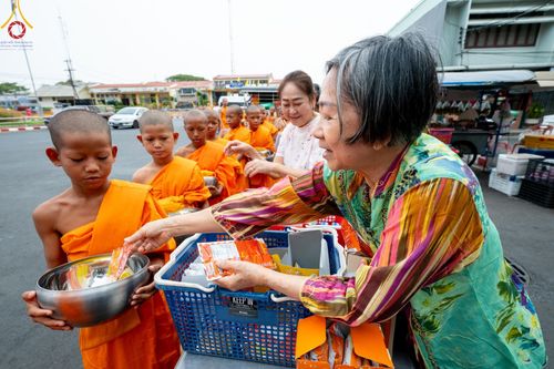 ภาพ No.62052:สามเณรจากศูนย์อบรมเยาวชนสุรินทร์ ออกบิณฑบาต รอบอำเภอเมือง จ.สุรินทร์ ในโครงการบรรพชาสามเณร ฟื้นฟูพระพุทธศาสนาทั่วไทย วันที่ 9 เมษายน พ.ศ. 2567