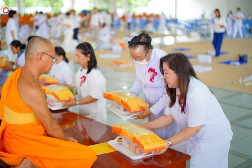 ภาพ No.247001:วันที่ 20 กันยายน พ.ศ. 2568 พิธีถวายเมนูสวรรค์เพื่อการบรรลุธรรม ณ หอฉันคุณยายอาจารย์ฯ วัดพระธรรมกาย