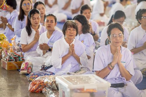 ภาพ No.221979:วันที่ 4 พฤษภาคม พ.ศ. 2568 พิธีตักบาตร เนื่องในวันอาทิตย์ต้นเดือน ณ บ้านแก้วเรือนทองคุณยายฯ วัดพระธรรมกาย