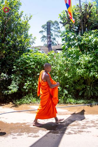 ภาพ No.225656:วันที่ 5 พฤษภาคม พ.ศ. 2568 พิธีบิณฑบาตรอบเมืองนูวราอิลิย่า ฉลองเทศกาลวิสาขบูชา แห่งชาติประเทศศรีลังกา