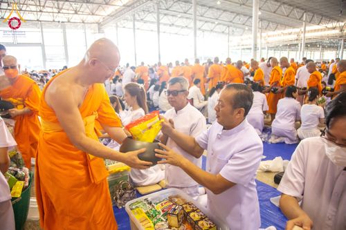 ภาพ No.133825:พิธีตักบาตร ข้าวสารอาหารแห้ง ณ บ้านแก้วเรือนทองคุณยายฯ สภาธรรมกายสากล วัดพระธรรมกาย วันอาทิตย์ต้นเดือนที่ 7 เมษายน พ.ศ. 2567