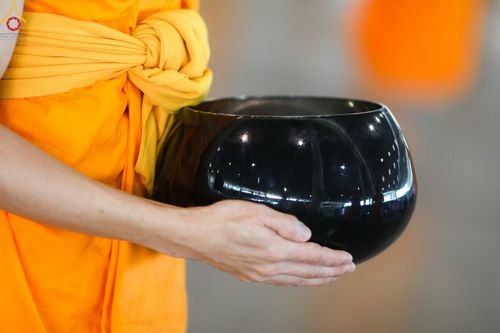 ภาพ No.89451:พิธีตักบาตร ข้าวสารอาหารแห้ง พิธีบูชาข้าวพระ และพิธีจุดเทียนใจ ไฟนิรันดร์  อนันตชัย ณ สภาธรรมกายสากล วัดพระธรรมกาย วันอาทิตย์ที่ 1 ตุลาคม พ.ศ. 2566