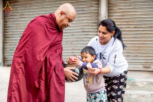 ภาพ No.213113:วันที่ 17 - 18 มีนาคม พ.ศ. 2568 คณะสงฆ์และสามเณรเดินบิณฑบาต รอบเมืองในพื้นที่ วัดสยมภูวนาถและราชวังปาตัน ณ เมืองกาฐมาณฑุ ประเทศเนปาล