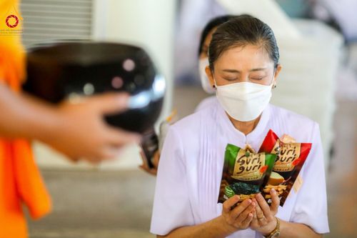 ภาพ No.92115:พิธีตักบาตร ในวันทอดกฐินสามัคคี ประจำปีพุทธศักราช 2566 วันอาทิตย์ต้นเดือนที่ 5 พฤศจิกายน พ.ศ. 2566 ณ สภาธรรมกายสากล วัดพระธรรมกาย จ.ปทุมธานี