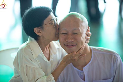 ภาพ No.82523:พิธีปลงผมนาคธรรมทายาท ในโครงการธรรมทายาทระดับอุดมศึกษา รุ่นที่ 50 ภาคฤดูฝน ในวันที่ 10 มิถุนายน พ.ศ. 2566 ณ วัดพระธรรมกาย