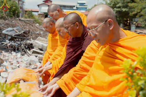 ภาพ No.220308:วันที่ 17 เมษายน พ.ศ. 2568 ผู้แทนวัดพระธรรมกาย ลงพื้นที่เยียวยา ซับน้ำตาเหยื่อแผ่นดินไหวมัณฑะเลย์