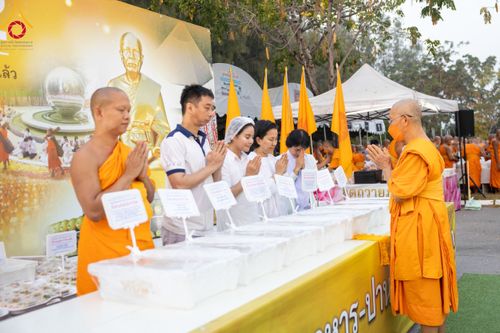 ภาพ No.111008:พิธีถวายภัตตาหารเป็นสังฆทาน แด่คณะพระธรรมยาตราฯ ในโครงการธรรมยาตรา กตัญญูบูชา มหาปูชนียาจารย์ พระมงคลเทพมุนี(สด จนฺทสโร) พระผู้ปราบมาร อนุสรณ์สถาน 7 แห่ง ปีที่ 12 วันที่ 13 มกราคม พ.ศ. 2567 ณ อนุสรณ์สถานมหาวิหารพระมงคลเทพมุนี  (โลตัสแลนด์) อ.สองพี่น้อง จ