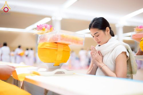 ภาพ No.270606:วันอาทิตย์ที่ 16 พฤศจิกายน พ.ศ. 2568 ถวายกองทุนโครงการอุปสมบทหมู่ 3,000 รูปทั่วไทย  รุ่นบูชาธรรมมหาปูชนียาจารย์ ณ ห้องแก้วสารพัดนึก 2 สภาธรรมกายสากล วัดพระธรรมกาย