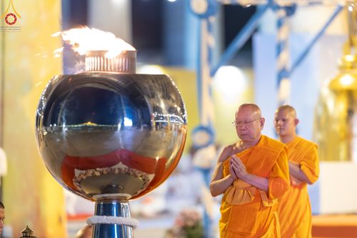ภาพ No.59882:คณะสงฆ์และสาธุชนร่วมใจกัน สวดมนต์บทธัมมจักกัปปวัตนสูตร ครบ 6,315,808,080 จบ และจุดประทีปแปรอักษร ถวายเป็นพุทธบูชา เนื่องในวาระ "ฉลองอายุวัฒนมงคล 80 ปี หลวงพ่อธัมมชโย" ณ ลานธรรม มหารัตนวิหารคด วัดพระธรรมกาย