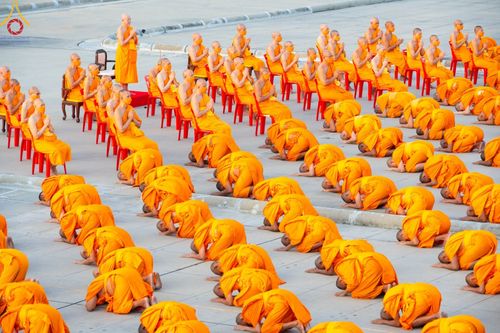 ภาพ No.102279:พระธรรมทายาทในโครงการอุปสมบทหมู่ บูชาธรรมมหาปูชนียาจารย์ ร่วมปฏิบัติธรรม ถ่ายภาพหมู่ประวัติศาสตร์ และรับฟังโอวาทจากหลวงพ่อทัตตชีโว ณ ลานธรรม พระมหาธรรมกายเจดีย์ วัดพระธรรมกาย วันที่ 15 ธันวาคม พ.ศ. 2566