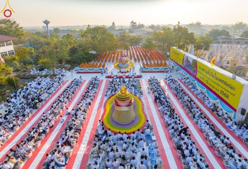 ภาพ No.195343:พิธีตักบาตรพระธรรมยาตรา ณ อนุสรณ์สถานลำดับที่ 3 สถานที่เกิดใหม่ในเพศสมณะ วัดสองพี่น้อง ต.ต้นตาล อ.สองพี่น้อง จ.สุพรรณบุรี ในโครงการธรรมยาตรา กตัญญูบูชา มหาปูชนียาจารย์ พระมงคลเทพมุนี(สด จนฺทสโร) พระผู้ปราบมาร ปีที่ 13 วันที่ 15 มกราคม พ.ศ.2568