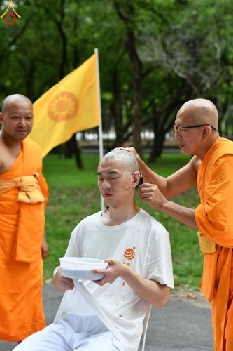 ภาพ No.143883:พิธีตัดปอยผม โครงการอุปสมบทหมู่ พระธรรมทายาทนานาชาติ (ภาษาจีน) รุ่นที่ 19 วันอาทิตย์ที่ 7 กรกฎาคม พ.ศ. 2567 ณ สนามหญ้า หน้าบ้านแก้วอาสาสมัคร วัดพระธรรมกาย