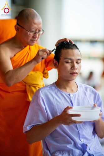 ภาพ No.143947:พิธีตัดปอยผมและปลงผมธรรมทายาท รุ่นเข้าพรรษา ณ มหาวิหารคด คอร์ 16 วัดพระธรรมกาย วันอาทิตย์ที่ 7 กรกฎาคม พ.ศ. 2567