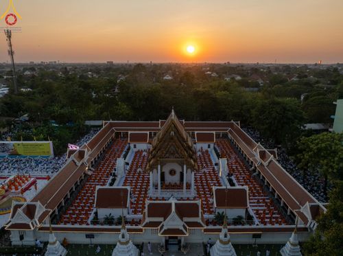 ภาพ No.197150:พิธีจุดประทีปถวายเป็นพุทธบูชา และบูชาธรรมมหาปูชนียาจารย์ ณ วัดโบสถ์(บน) ตำบลบางคูเวียง อำเภอบางกรวย จังหวัดนนทบุรี ในโครงการธรรมยาตรา กตัญญูบูชา มหาปูชนียาจารย์ พระมงคลเทพมุนี(สด จนฺทสโร) พระผู้ปราบมาร อนุสรณ์สถาน 7 แห่ง ปีที่ 13 วันที่ 18 มกราคม พ.ศ. 25
