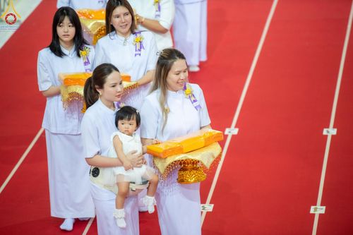 ภาพ No.150099:พิธีทอดผ้าป่าสมทบกฐินวัดพระธรรมกาย และสมทบกฐิน 30,000 วัดทั่วไทย ครั้งที่ 1 เนื่องในวันธรรมชัย 27 สิงหาคม พ.ศ.2567 ณ สภาธรรมกายสากล วัดพระธรรมกาย