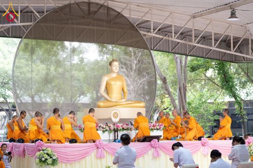 ภาพ No.61261:พิธีตักบาตรฉลองพระใหม่ รุ่นบูชาธรรมโครงการ 1-2 โครงการบรรพชาอุปสมบทหมู่ธรรมทายาท บูชาธรรมหลวงพ่อธัมมชโย 80 ปี ณ โถงช้างสำนักงานใหญ่ วัดพระธรรมกาย วันที่ 20 เมษายน พ.ศ. 2567