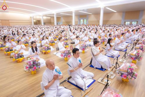 ภาพ No.145239:พิธีถวายผ้าอาบน้ำฝนและประทีปโคมไฟ ณ สภาธรรมกายสากล วัดพระธรรมกาย วันเสาร์ที่ 20 กรกฎาคม พ.ศ. 2567