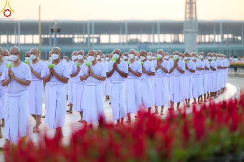 ภาพ No.101425:พิธีเวียนประทักษิณ, พิธีวันทาเจดีย์, พิธีขอขมาและมอบผ้าไตร ในโครงการอุปสมบทหมู่ รุ่นบูชาธรรมมหาปูชนียาจารย์ ณ วัดพระธรรมกาย ในวันที่ 9 ธันวาคม พ.ศ. 2566