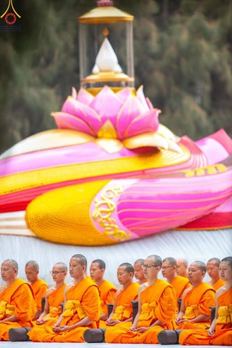 ภาพ No.189202:พระธรรมยาตราปฏิบัติธรรม และถ่ายภาพหมู่ประวัติศาสตร์ ในโครงการธรรมยาตรา กตัญญูบูชา มหาปูชนียาจารย์ พระมงคลเทพมุนี(สด จนฺทสโร) พระผู้ปราบมาร อนุสรณ์สถาน 7 แห่ง ปีที่ 13 วันที่ 4 มกราคม พ.ศ. 2568 ณ อนุสรณ์สถานมหาวิหารพระมงคลเทพมุนี (โลตัสแลนด์) อ.สองพี่น้อง