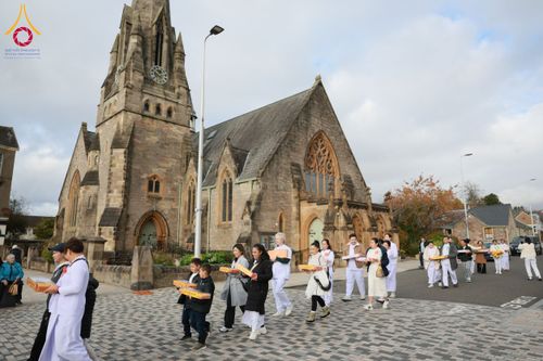 ภาพ No.172172:พิธีทอดกฐิน วัดพระธรรมกายสก็อตแลนด์ บูชาธรรม 80 ปี หลวงพ่อธัมมชโย โดยคณะศิษยานุศิษย์วัดพระธรรมกาย วันที่ 25 ตุลาคม พ.ศ. 2567