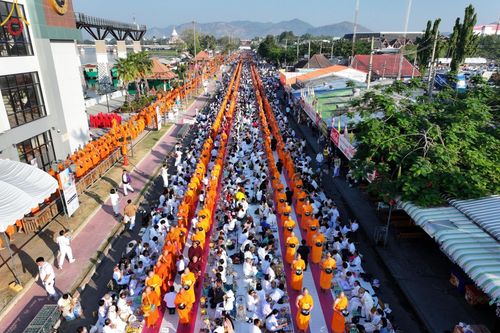 ภาพ No.184723:พิธีตักบาตรพระ 10,000 รูป ครั้งที่ 3 เนื่องในโอกาส 193 ปี จังหวัดกาญจนบุรี อุทิศส่วนกุศลให้แด่บรรพชน และเพื่อช่วยเหลือผู้ประสบภัยพิบัติต่างๆ วันเสาร์ที่ 21 ธันวาคม พ.ศ. 2567
