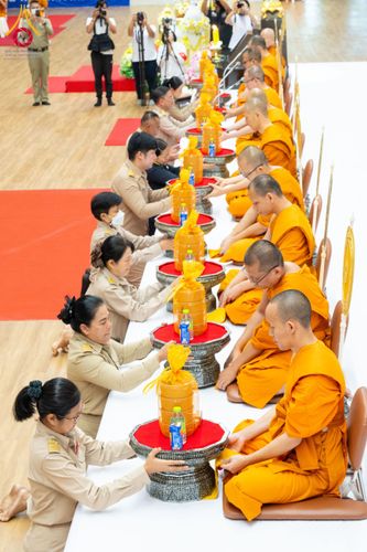 ภาพ No.208788:พระบาทสมเด็จพระเจ้าอยู่หัวทรงพระกรุณาโปรดเกล้าฯ พระราชทานภัตตาหารพระราชทาน แด่พระภิกษุ สามเณร ในการสอบบาลีสนามหลวง ณ วัดพระธรรมกาย วันที่ 22 กุมภาพันธ์ พ.ศ. 2568 ณ วัดพระธรรมกาย อำเภอคลองหลวง จังหวัดปทุมธานี