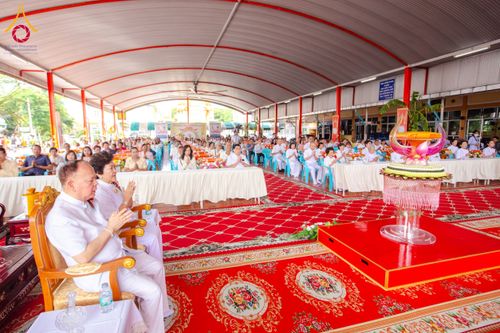 ภาพ No.170737:พิธีทอดกฐิน ณ วัดมงคลพุการาม ปทุมธานี ในโครงการกฐินสามัคคีทั่วไทย 30,000 วัด บูชาธรรม 80 ปี หลวงพ่อธัมมชโย โดยคณะศิษยานุศิษย์วัดพระธรรมกาย วันที่ 27 ตุลาคม พ.ศ. 2567