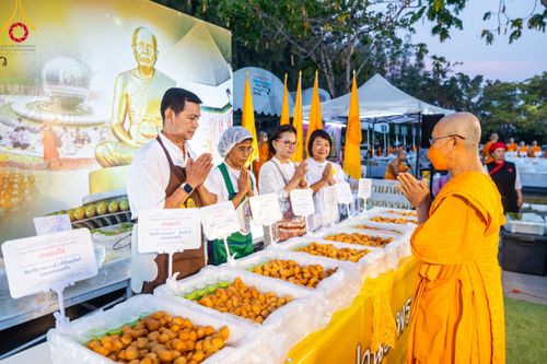 ภาพ No.110693:พิธีถวายภัตตาหารเป็นสังฆทาน แด่คณะพระธรรมยาตราฯ ในโครงการธรรมยาตรากตัญญูบูชา มหาปูชนียาจารย์ พระมงคลเทพมุนี(สด จนฺทสโร) พระผู้ปราบมาร อนุสรณ์สถาน 7 แห่ง ปีที่ 12 วันที่ 12 มกราคม พ.ศ. 2567 ณ อนุสรณ์สถานมหาวิหารพระมงคลเทพมุนี(โลตัสแลนด์) อ.สองพี่น้อง จ.สุ