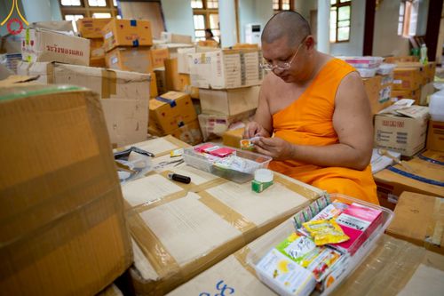 ภาพ No.220041:วันจันทร์ที่ 14 เมษายน พ.ศ. 2568 พระครูสิทธิรัตนวิเทศ ผู้ช่วยเจ้าอาวาสวัดพระธรรมกาย พร้อมด้วยผู้แทนมูลนิธิธรรมกาย และศิษยานุศิษย์หลวงพ่อธัมมชโย ออกเดินทางไปยังพื้นที่เมืองมัณฑะเลย์ สาธารณรัฐแห่งสหภาพเมียนมา โดยได้รับความเมตตาประสานงานเจ้าหน้าที่ภาครัฐจาก