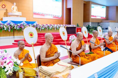 ภาพ No.146093:วันมหารำลึก ครั้งที่ 34 พิธีร่วมรำลึกถึงนักสร้างบารมีที่ล่วงลับไปแล้ว , พิธีสวดพระพุทธมนต์ ณ ห้องแก้วสารพัดนึก 1 วัดพระธรรมกาย วันเสาร์ที่ 27 กรกฎาคม พ.ศ. 2567