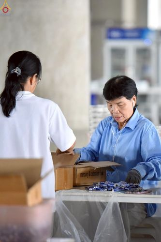 ภาพ No.239986:วันที่ 20-23 สิงหาคม พ.ศ. 2568 การเตรียมงานวันธรรมชัย ใส่ถ่านประทีป LED ที่วิหารคด 7 และ 25 วัดพระธรรมกาย