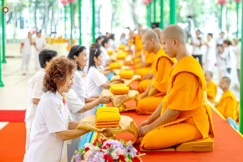 ภาพ No.227703:วันเสาร์ที่ 31 พฤษภาคม พ.ศ.2568 พิธีถวายผ้าไตรแด่สามเณรผู้เข้ารับการอุปสมบท , พิธีอุปสมบทสามเณรเตรียม DCI วัดพระธรรมกาย จ.ปทุมธานี