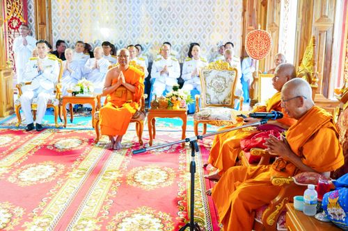 ภาพ No.146696:พิธีต้อนรับสัญญาบัตร พัดยศ ผ้าไตร ในโอกาสที่พระบาทสมเด็จพระเจ้าอยู่หัว ทรงพระกรุณาโปรดพระราชทานสัญญาบัตรตั้งสมณศักดิ์ พระวิมลศาสนวิเทศ (สำรวจ กมโล) เจ้าอาวาสวัดไทยนอร์เวย์ เป็นพระราชาคณะชั้นราช ในราชทินนามที่ “พระราชวชิรศาสนวิเทศ”