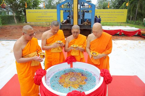 ภาพ No.234078:วันอาทิตย์ที่ 20 กรกฎาคม พ.ศ.2568 พิธีทอดผ้าป่า และพิธีตอกเสาเข็มต้นแรก สร้างอาคารปฏิบัติธรรมพระมงคลเทพมุนี ณ ศูนย์ปฏิบัติธรรมสุราษฏร์ธานี