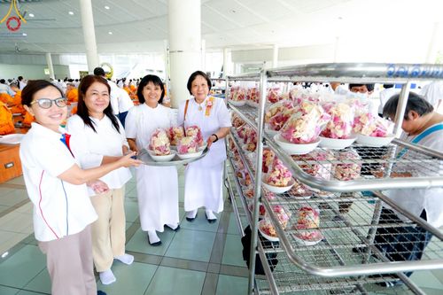 ภาพ No.174647:พิธีถวายภัตตาหารเมนูสวรรค์ เพื่อการบรรลุธรรม ณ หอฉันคุณยายอาจารย์ฯ วัดพระธรรมกาย วันที่ 23 พฤศจิกายน พ.ศ. 2567