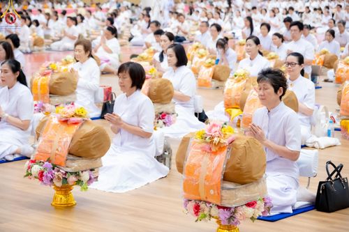 ภาพ No.180816:พิธีถวายภัตตาหารเมนูสวรรค์ และพิธีถวายอุปกรณ์กันหนาว แด่คณะพระภิกษุสามเณรวัดพระธรรมกาย วันอาทิตย์ที่ 8 ธันวาคม พ.ศ.2567 ณ สภาธรรมกายสากล วัดพระธรรมกาย