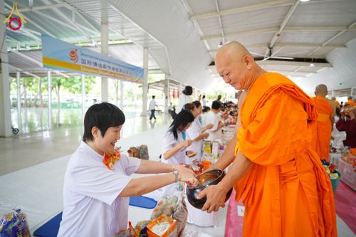ภาพ No.144285:พิธีตักบาตรพระใหม่  โครงการบรรพชาอุปสมบทหมู่ ธรรมทายาทนานาชาติ (ภาษาจีน) ณ อาคารโถงช้าง วัดพระธรรมกาย วันอาทิตย์ที่ 14 กรกฎาคม พ.ศ. 2567