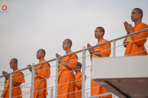 ภาพ No.201304:พระธรรมยาตราปฏิบัติธรรม และถ่ายภาพหมู่ประวัติศาสตร์ ณ อาคารธรรมยาตรา กตัญญูบูชามหาปูชนียาจารย์  ตรงข้ามวัดปากน้ำภาษีเจริญ จ.กรุงเทพมหานคร ในโครงการธรรมยาตรา กตัญญูบูชา มหาปูชนียาจารย์ พระมงคลเทพมุนี(สด จนฺทสโร) พระผู้ปราบมาร อนุสรณ์สถาน 7 แห่ง ปีที่ 13