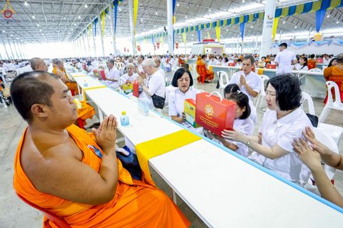 ภาพ No.236350:วันที่ 3 สิงหาคม พ.ศ. 2568 พิธีถวายมหาสังฆทานคณะสงฆ์ 2,000 กว่าวัดทั่วประเทศ ปีที่ 25 , พิธีถวายไทยธรรมคณะสงฆ์ 323 วัด 4 จังหวัดชายแดนภาคใต้ ณ วัดพระธรรมกาย