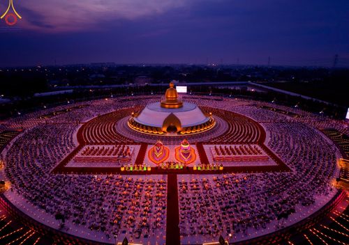 ภาพ No.200610:พิธีจุดประทีปถวายเป็นพุทธบูชา และบูชาธรรมมหาปูชนียาจารย์ ณ อนุสรณ์สถานบางปลา วัดบางปลา อำเภอบางเลน จังหวัดนครปฐม ในโครงการธรรมยาตรา กตัญญูบูชา มหาปูชนียาจารย์ พระมงคลเทพมุนี(สด จนฺทสโร) พระผู้ปราบมาร อนุสรณ์สถาน 7 แห่ง ปีที่ 13 วันที่ 23 มกราคม พ.ศ. 2568