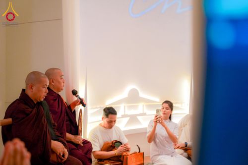 ภาพ No.327684:วันที่ 1-6 พฤษภาคม พ.ศ.2569 ต้อนรับชาวต่างชาติ พระภิกษุ คณะชาวเมียนมาร์  อุบาสิกาชาวอินเดีย เยี่ยมชมวัดพระธรรมกายและสักการะพระมหาธรรมกายเจดีย์