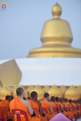 ภาพ No.201030:พิธีตักบาตรพระธรรมยาตรา ณ อนุสรณ์สถานลำดับที่ 5 สถานที่เผยแผ่วิชชาธรรมกายครั้งแรก อนุสรณ์สถานบางปลา วัดบางปลา อำเภอบางเลน จังหวัดนครปฐม ในโครงการธรรมยาตรา กตัญญูบูชา มหาปูชนียาจารย์ พระมงคลเทพมุนี(สด จนฺทสโร) พระผู้ปราบมาร อนุสรณ์สถาน 7 แห่ง ปีที่ 13
