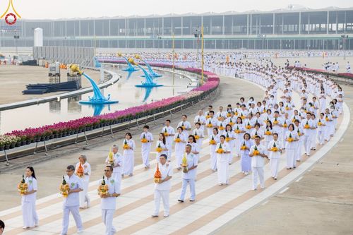 ภาพ No.216954:วันเสาร์ที่ 12 เมษายน พ.ศ. 2568 พิธีเวียนประทักษิณรอบพระมหาธรรมกายเจดีย์  พิธีวันทาเจดีย์ พิธีขอขมาและมอบผ้าไตร ในโครงการอุปสมบทหมู่ บูชาธรรมหลวงพ่อธัมมชโย, โครงการธรรมทายาท ระดับอุดมศึกษา รุ่นที่ 52 ,  โครงการบวชพระนานาชาติ AEC & WAB CEO รุ่นที่ 4 , ณ ว