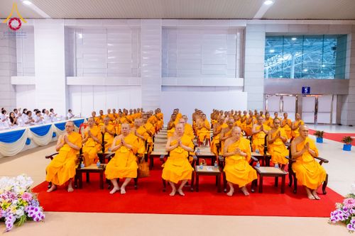 ภาพ No.215711:วันอาทิตย์ต้นเดือนที่ 6 เมษายน พ.ศ. 2568 พิธีทอดผ้าป่าสมทบ เพื่องานถวายมหาสังฆทาน 40,000 กว่าวัดทั่วประเทศ ณ สภาธรรมกายสากล วัดพระธรรมกาย