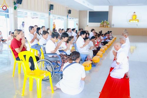 ภาพ No.186460:พิธีตัดปอย ปลงผม เวียนประทักษิณ  มอบบาตรผ้าไตร ขอขมาผู้ปกครอง และพิธีบรรพชาอุปสมบท  โครงการอุปสมบทหมู่บูชาธรรมมหาปูชนียาจารย์  ประจำปี 2567 ณ ศูนย์ปฏิบัติธรรมภาคใต้และวัดคงคาเลียบ อ.บางกล่ำ จ.สงขลา วันอาทิตย์ที่ 8 ธันวาคม พ.ศ. 2567