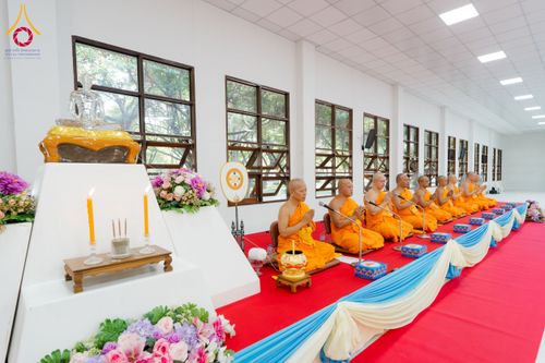 ภาพ No.160804:พิธีเจริญพระพุทธมนต์ และปิดแผ่นทองรูปเหมือน พระเดชพระคุณพระมงคลเทพมุนี (สด จนฺทสโร) พระผู้ปราบมาร จำนวน 3 องค์ วันเสาร์ที่ 5 ตุลาคม พ.ศ. 2567 ณ อาคารปลูกศรัทธา 2 (ชานชลาเดิม) วัดพระธรรมกาย อ.คลองหลวง จ.ปทุมธานี